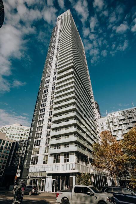 Chic 1-Br Condo; Parking Included; Downtown Core Toronto Exterior photo